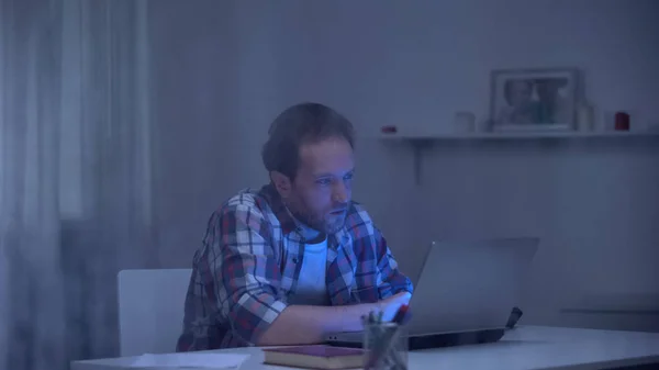 Уставший Человек Работает Ноутбуке Поздно Ночью Дождливым Окном Внештатная Концепция — стоковое фото