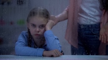 Anne yağmurlu pencere, sorun çocuk kavramı arkasında yaramaz küçük kız azarlama