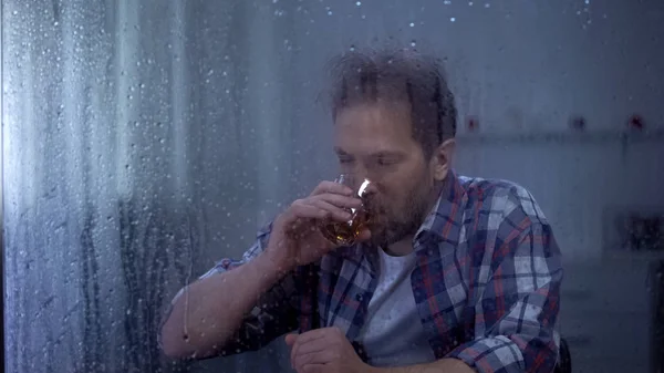 Uomo Depresso Che Beve Whisky Solo Nei Giorni Pioggia Pensando — Foto Stock