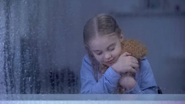 Lonely Little Girl Playing Teddy Bear Home Rainy Weather Friends — Stock Photo, Image