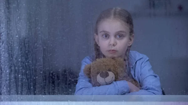 Pretty Little Girl Hugging Teddy Bear Rainy Window Bullying Loneliness — Stock Photo, Image