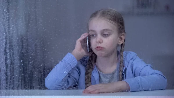 Triste Menina Falando Telefone Dia Chuvoso Ficar Casa Sozinho Mãe — Fotografia de Stock