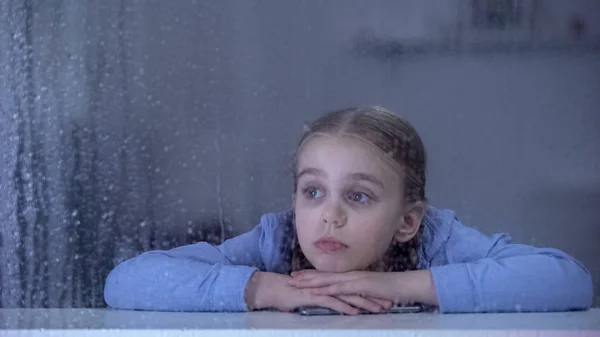 Menina Segurando Telefone Deitado Peitoril Janela Esperando Pais Trabalho Chuva — Fotografia de Stock