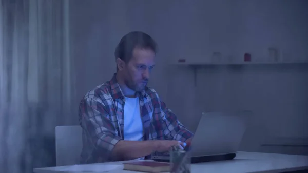 Сосредоточенный Мужчина Средних Лет Работающий Ноутбуке Дождливым Окном Фрилансер — стоковое фото