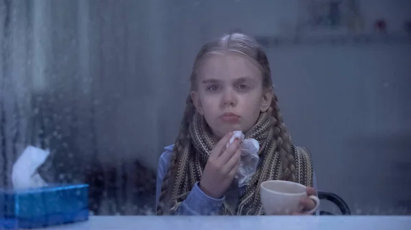 Chory Dziewczyna Szalik Cierpi Zimno Trzymając Filiżankę Herbaty Chusteczkę Wirus — Zdjęcie stockowe