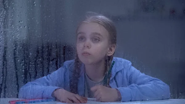 Gadis Kecil Yang Baik Lukisan Balik Jendela Hujan Anak Yatim — Stok Foto