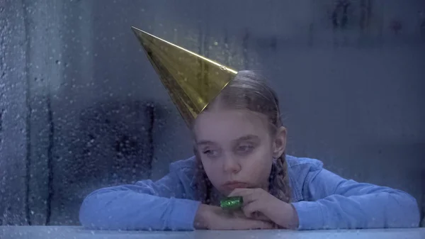 Yağmurlu Pencerearkasında Parti Üfleyici Ile Doğum Günü Şapkası Lonely Küçük — Stok fotoğraf