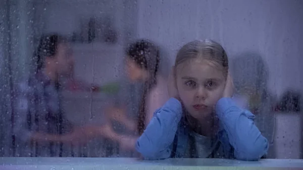 Kleines Mädchen Schließt Regentagen Die Ohren Eltern Streiten Sich Zimmer — Stockfoto