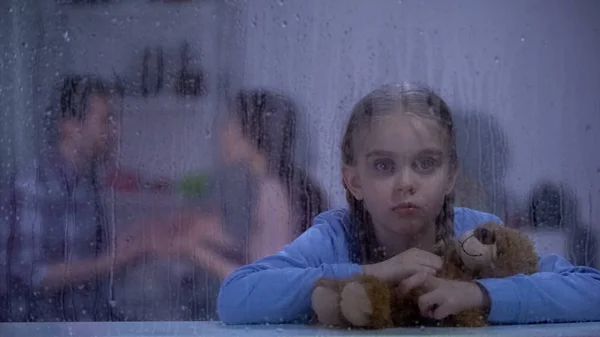 Sad Girl Teddy Bear Looking Camera Parents Quarreling Emotional Abuse — Stock Photo, Image