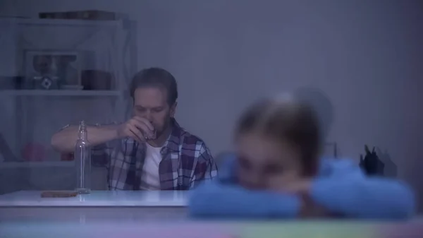 Trauriges Mädchen Sitzt Hinter Dem Fenster Alkoholsüchtiger Vater Trinkt Zimmer — Stockfoto