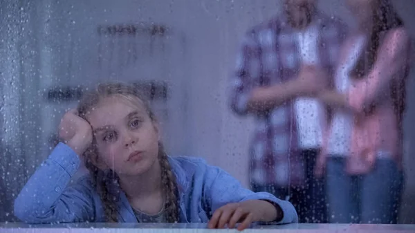 Нещасна Маленька Дівчинка Дощовим Вікном Прийомні Батьки Приходять Усиновити Дитину — стокове фото
