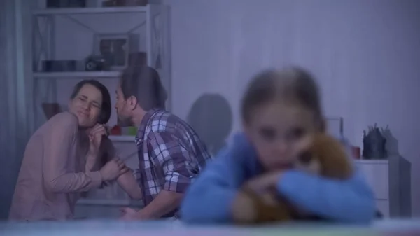 Girl Hugging Teddy Bear Upset Parents Conflicts Assault Family Rain — Stock Photo, Image