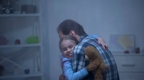 Uśmiechnięta Dziewczyna Misia Przytulanie Ojca Wracając Domu Reunion — Zdjęcie stockowe