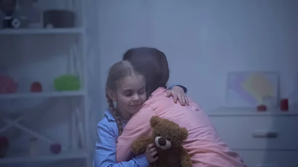 Mutter Beruhigt Kleines Mädchen Mit Teddybär Wacht Aus Alptraum Auf — Stockfoto