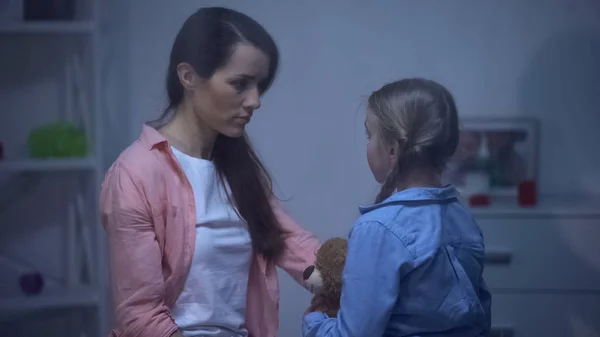 Mamá Mirando Hija Con Teddy Experimentando Divorcio Doloroso Problema — Foto de Stock