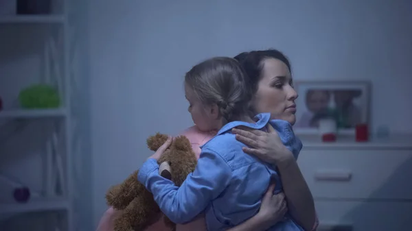 Madre Abrazando Hija Con Osito Peluche Sufriendo Intimidación Apoyo — Foto de Stock