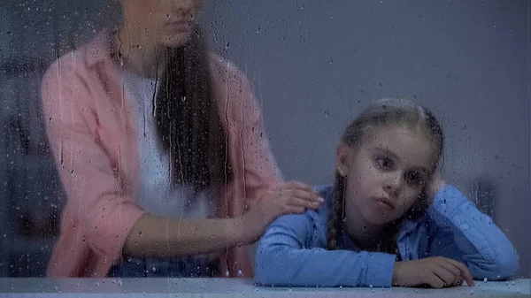 Madre Que Apoya Niña Detrás Ventana Lluviosa Niño Que Sufre — Foto de Stock