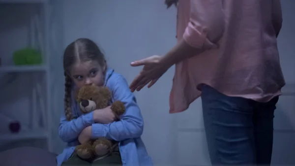 Wütende Mutter Schreit Auf Tochter Die Teddy Umarmt Häusliche Gewalt — Stockfoto