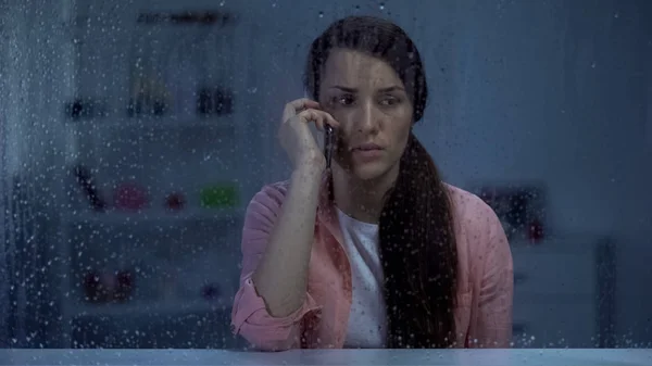 Mujer Triste Hablando Teléfono Detrás Ventana Lluviosa Conmocionado Por Las — Foto de Stock