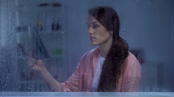 Ölüm Hasta Bayan Yağmurlu Pencere Arkasında Akciğerler Ray Bakıyor Iyileşme — Stok fotoğraf