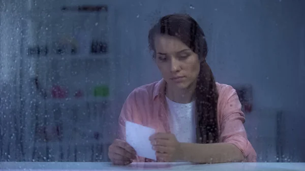 Zdenerwowany Kobieta Patrząc Zdjęcie Oknem Deszczowym Brak Męża Rozwodzie — Zdjęcie stockowe
