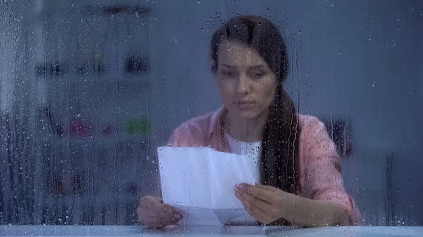 Depressive Frau Liest Brief Hinter Verregnetem Fenster Schlechte Nachrichten Von — Stockfoto