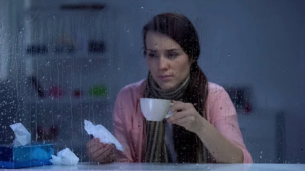 Hasta Kadın Hapşırma Yağmurlu Havalarda Sıcak Çay Içme Grip Virüsü — Stok fotoğraf