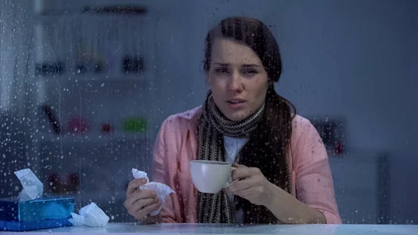 Eşarp Içinde Hasta Kadın Mendil Sıcak Çay Tutan Soğuk Yağmur — Stok fotoğraf