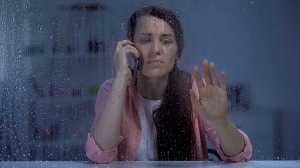 Kobieta Rozmawia Telefon Patrząc Przez Okno Deszczowe Czekając Męża Nocy — Zdjęcie stockowe