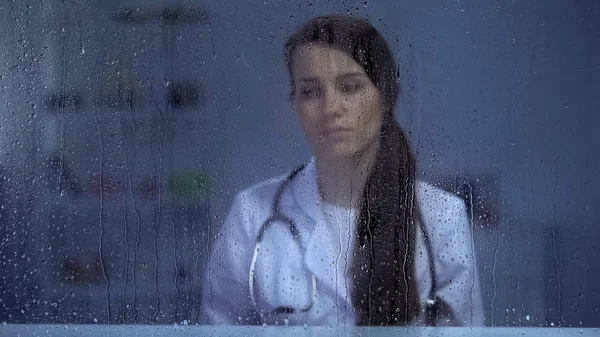 Kvinnlig Läkare Med Stetoskop Deprimerad Efter Patienter Död Regnigt Väder — Stockfoto