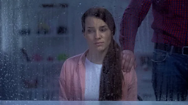 Koca Yağmurlu Pencere Arkasında Karları Omuz Ellerini Koyarak Aile Desteği — Stok fotoğraf