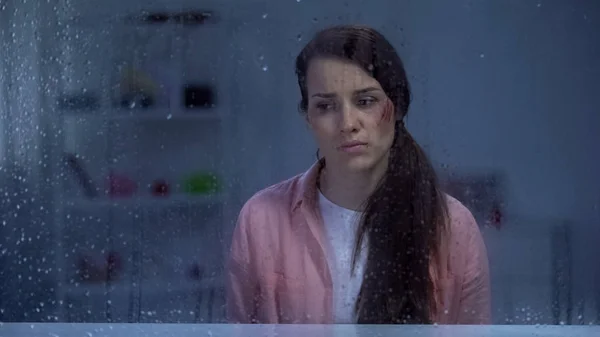 Нещасна Поранена Жінка Дивиться Крізь Дощове Вікно Страждає Домашнім Насильством — стокове фото