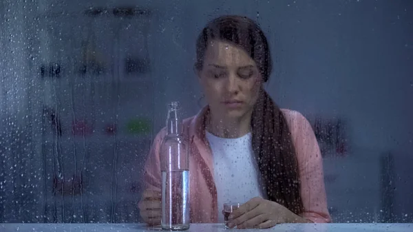 Női Sebesült Arc Gazdaság Vodka Üveg Mögött Esős Időjárás Függőség — Stock Fotó