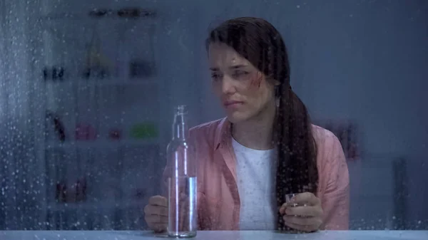 Triste Femme Visage Blessé Tenant Verre Vodka Derrière Une Fenêtre — Photo