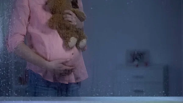 Mulher Grávida Abraçando Ursinho Pelúcia Atrás Janela Chuvosa Expectativa Bebê — Fotografia de Stock