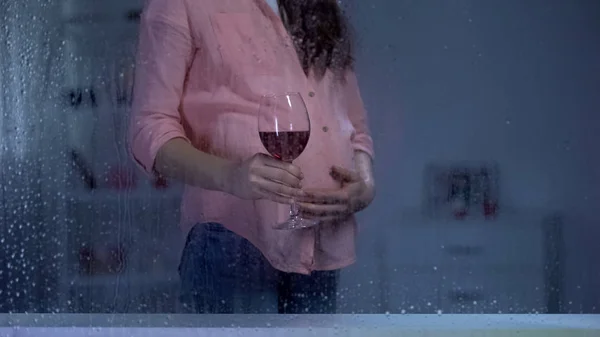 Hamile Kadın Göbek Okşayarak Yağmurlu Bir Günde Şarap Içme Istenmeyen — Stok fotoğraf