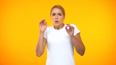 Korkmuş genç bayan parlak arka plan, yeni fırsatlar korkusu, korkmuş kadın