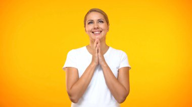 Parlak arka plan, iyimser kişi, inanç umut hayal gülümseyen genç bayan