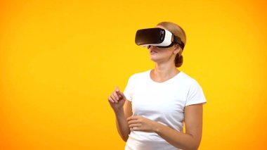 Vr gözlük giyen hayran kadın oyuncu, simülasyon etkileri nden korkmuş görünüyor