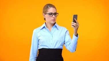 Kadın patron takım akıllı telefon, online konferans uygulaması, teknoloji tutan