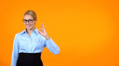 Ok jest gösteren Gülümseyen iş bayan, mükemmel bir seçim, tavsiye