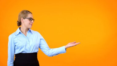 Şablon turuncu arka plan sunan çekici bayan gözlük, duyuru