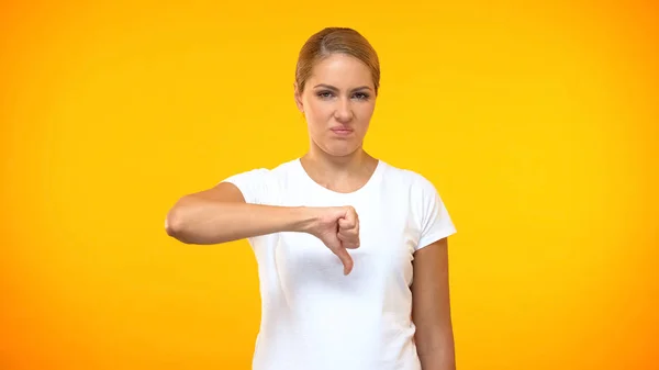 Femeia Nemulțumită Care Arată Degetele Jos Feedback Negativ Alegere Greșită — Fotografie, imagine de stoc