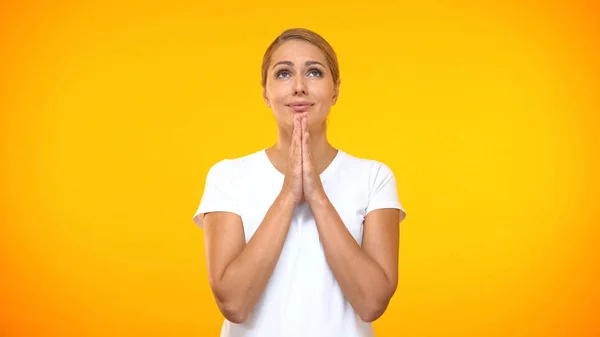 Mujer Bonita Pidiendo Deseo Sobre Fondo Naranja Joven Mujer Soñando —  Fotos de Stock