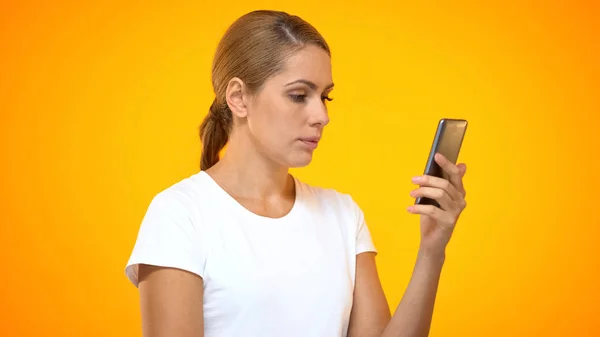 Junge Frau Liest Smartphone Nachricht Soziale Netzwerke App Internetverbindung — Stockfoto
