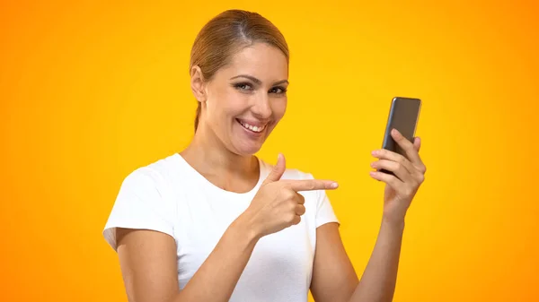 Hübsche Frau Zeigt Auf Smartphone Einfache Banking Anwendung Zufriedene Kundin — Stockfoto