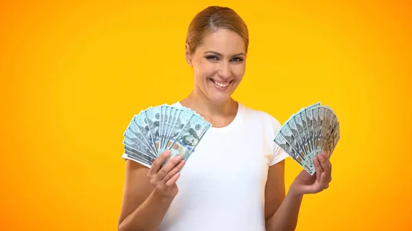 Glückliche Frauen Die Dollarnoten Halten Finanzieller Erfolg Einkommen Aus Vermögen — Stockfoto