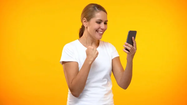 Junge Frau Zeigt Geste Beim Lesen Von Smartphone Nachricht Guten — Stockfoto