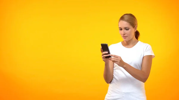 Atractiva Mujer Joven Camiseta Blanca Con Aplicación Teléfono Sobre Fondo —  Fotos de Stock