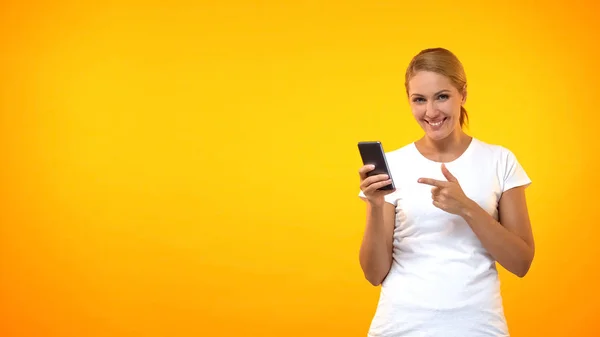 Glückliche Junge Frau Zeigt Auf Smartphone Hand Einfacher Kredit Online — Stockfoto